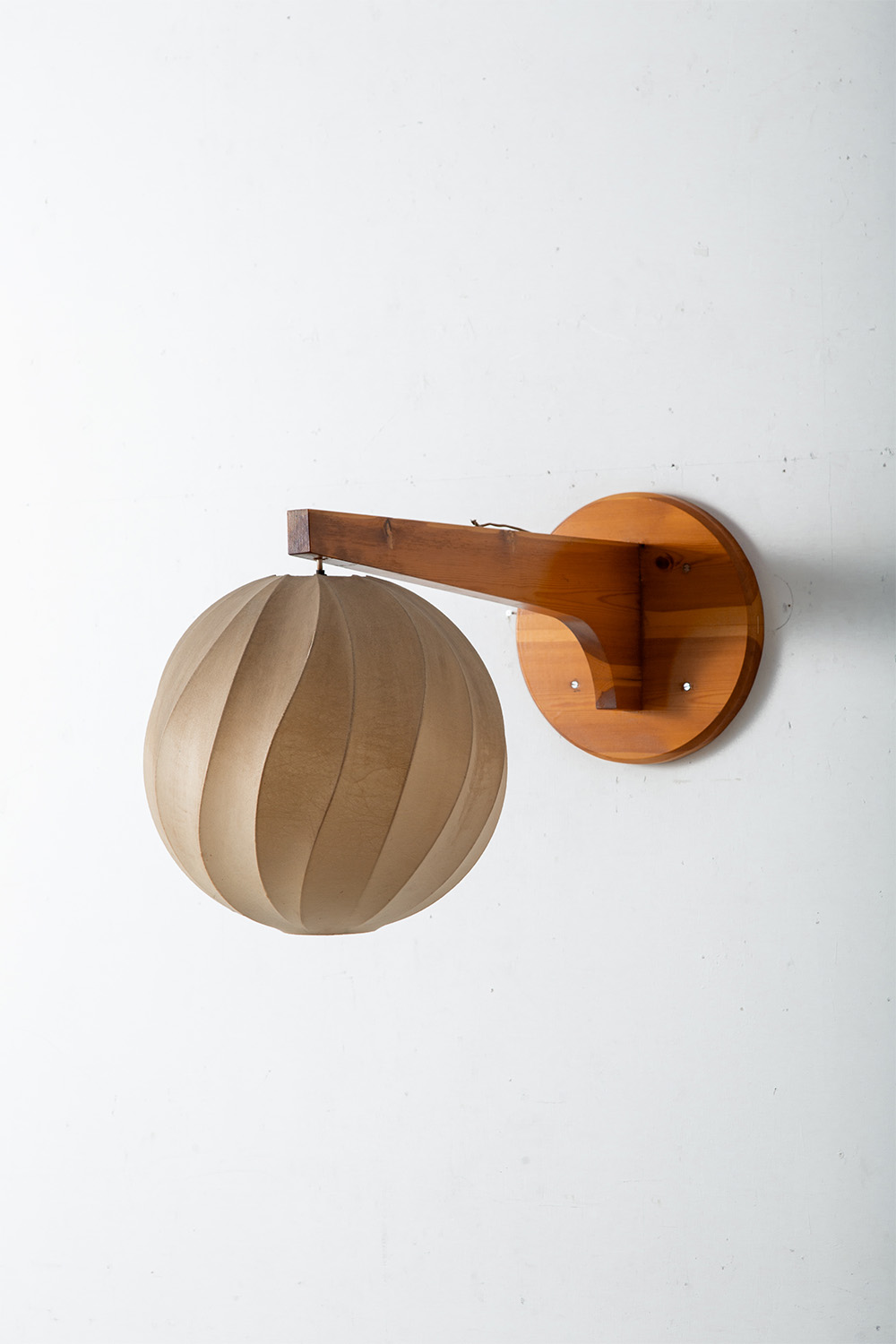 Cocoon Wall Lamp in Pine and Resin