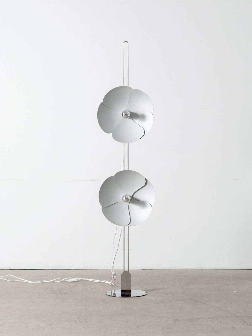 2093-150 Floor Lamp
1967年にフランスのデザイナーOlivier Mourgue(オリヴィエ・ムルグ)によって発表された2093シリーズのフロアランプ。2つのシェードは支柱に沿って高さの調節が可能です。