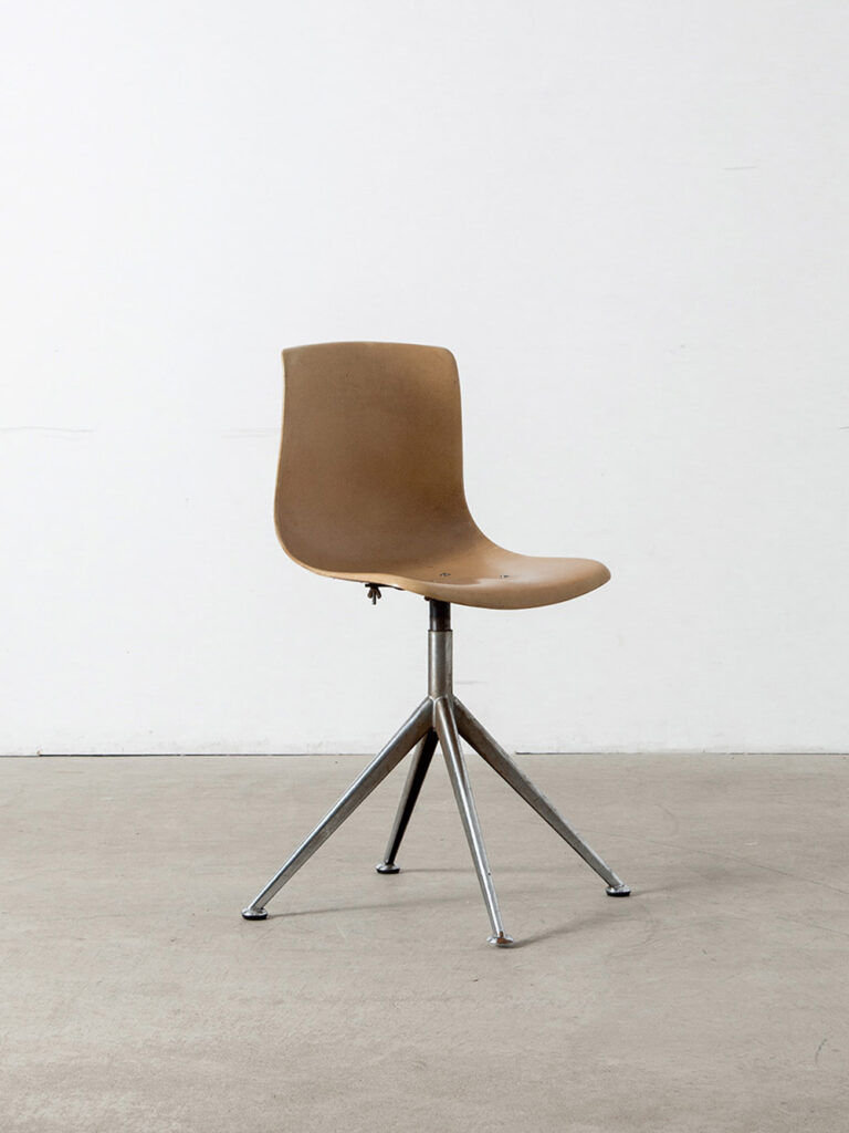 Dining Chair in Glass fiber and Steel
Italy , 1970s
イタリアより、エイジングの効いたグラスファイバーシェルと回転式の脚部が美しいチェア。