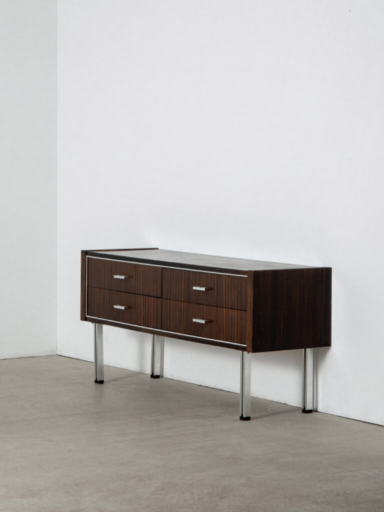 Sideboard in Wood and Aluminum
France , 1960s
フランスより、直線的なシルエットが美しい小型のサイドボード。