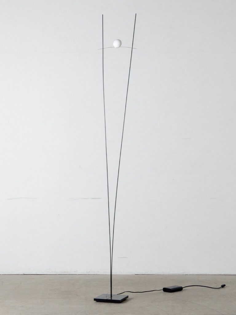 ‘ILIOS’ Floor Lamp by Ingo Maurer & Franz Ringelhan for Design M in Metal , Steel and Glass
Germany , 1980s
ドイツを代表する国際的な照明デザイナー Ingo Maurer(インゴ・マウラー)と Franz Ringelhan(フランツ・リンゲルハン)によって、自身の照明会社 M Design のためにデザインされた 'ILIOS' フロアランプ。