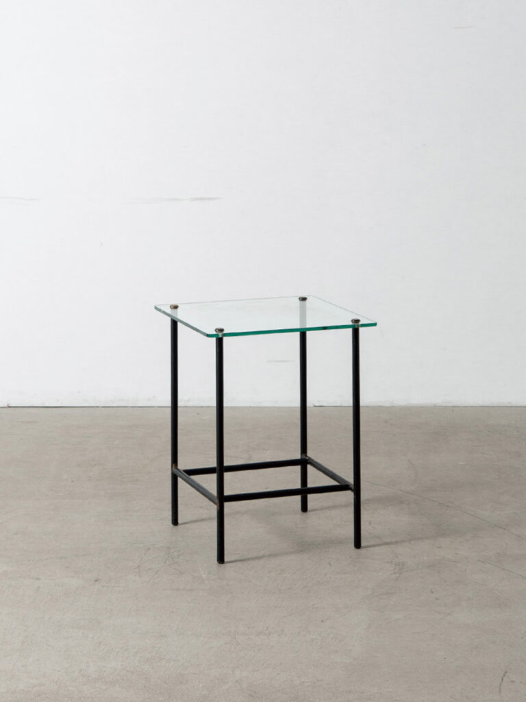 Side Table in Glass , Brass and Steel
Italy , 1960s
ガラス天板とスチールベース、真鍮製の留め具とのバランスの美しいサイドテーブル。