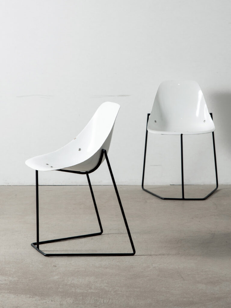 ‘Coccinelle’ Chair by René-Jean Caillette for Steiner in Glass fiber and Steel
France , 1960s
フランス人デザイナー Rene-Jean Caillette(ルネ・ジャン・カイエット)によって、1957年に Steiner(シュタイナー)社の為にデザインされた 'Coccinelle(コクシネル)' チェア。