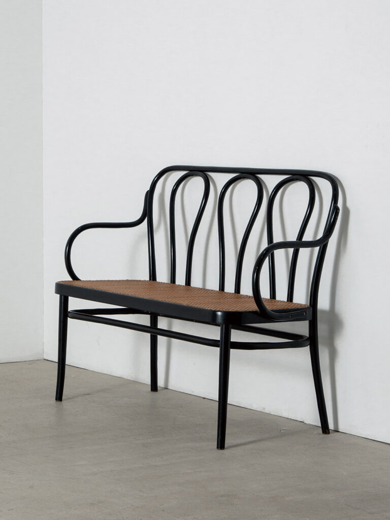 Thonet Style Bentwood Bench in Rattan
Germany , 1960s
ドイツよりデザインされた、 Thonet Style のベントウッドベンチ。