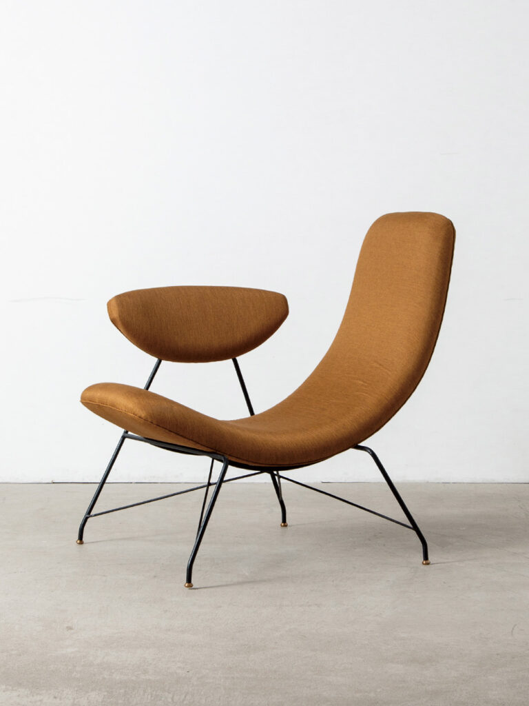 ‘Reversível’ Chair by Martin Eisler & Carlo Hauner for Forma
Brazil , 1950s
オーストリア人デザイナー Martin Eisler(マーティン・アイスラー)とイタリア人デザイナー Carlo Hauner(カルロ・ハウナー)によって、1955年に Forma(フォルマ)社のためにデザインされた 'Reversível' チェア。
座面の位置をフレキシブルに調整できるため、通常時はアームチェアとして、左右一方に座面を起こすことでセミリクライニングチェアとしても機能し、多彩なシートポジションを実現します。
1953年、アイスラーとハウナーは家具メーカー Forma(フォルマ)社を設立。ブラジル原産の木材と鉄製のフレームを用いたプロダクトは、ブラジル国内のみならず世界にも市場を拡大させ、ブラジルのモダンデザインを象徴する存在となりました。