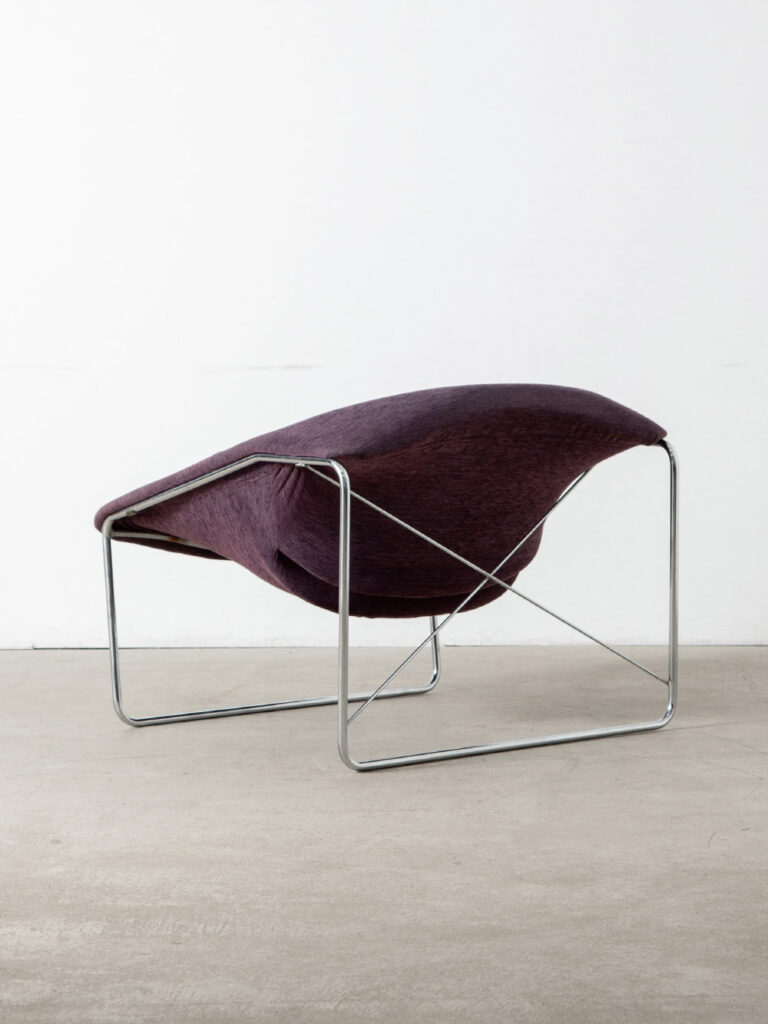 ‘Cubic’ Chair by Olivier Mourgue for Airborne in Fabric and Chrome
France , 1960s
フランス人デザイナー Olivier Mourgue(オリヴィエ・ムルグ)によって、 1968年にAirborne(エアボーン)社のためにデザインされた ‘Cubic’チェア。
沈み込むように柔らかな曲線を描くシートが、上質で快適な座り心地をもたらします。シンプルなフレーム構造でシートを支えることで浮遊感を演出。艶やかなパープルの色合いと相まって唯一無二の存在感を放ちます。
ムルグは、1970年大阪万博フランス館のインテリアデザインをはじめ、ジョエ・コロンボやヴェルナー・パントンらも参加した前衛的なインテリアプロジェクト「Visiona」を手掛けるなど、近未来デザインのパイオニアとして、20世紀を代表する重要人物のひとりとして知られています。