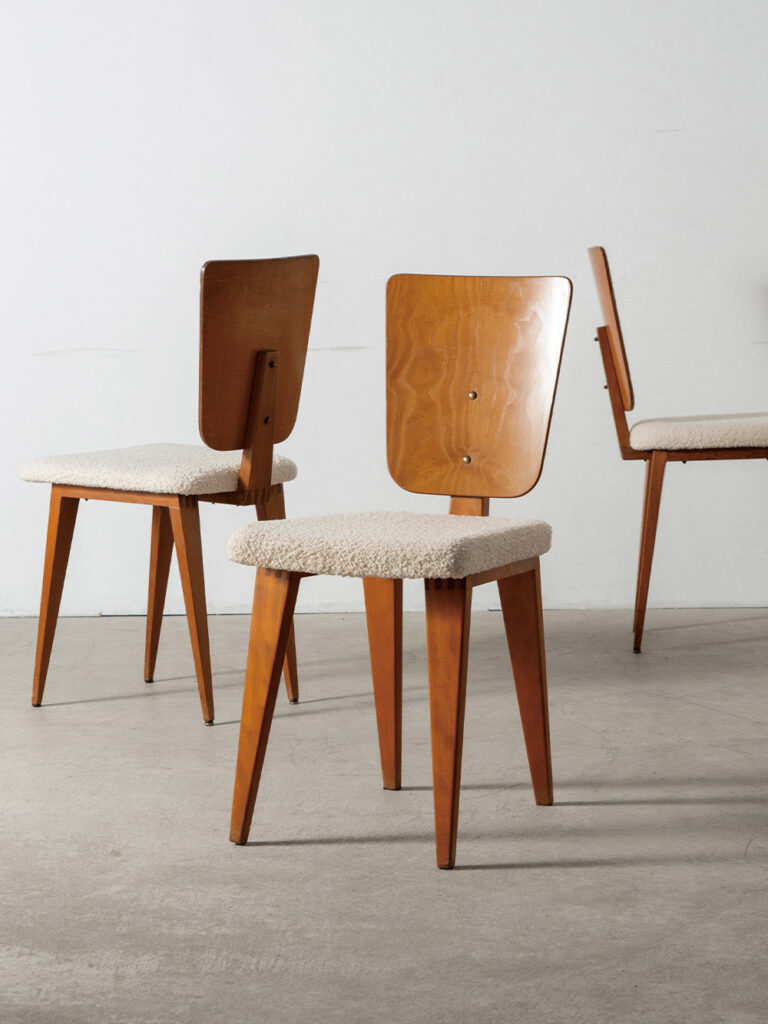 Dining Chair by André Sornay in Wood and Fabric
France , 1950s
フランス人デザイナー André Sornay(アンドレ・ソルネ)によって、デザインされたヴィンテージダイニングチェア。