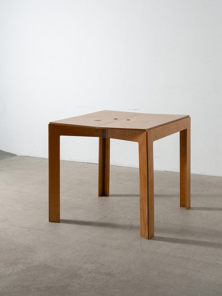 ‘Last Minute’ Folding Table by Hauke Murken for Nils Holger Moormann in Plywood
Germany , 1980s
ドイツ人デザイナー Hauke Murken(ハウケ・ムルケン)によって、Nils Holger Moormann(ニルス・ホルガー・ムーアマン)社のためにデザインされた 'Last Minute' テーブル 。
フォールディングテーブルとしての持ち運びだけでなく、折り畳んだ状態では壁掛けフックで収納できる機能性も兼ね備えたユニークな作品です。