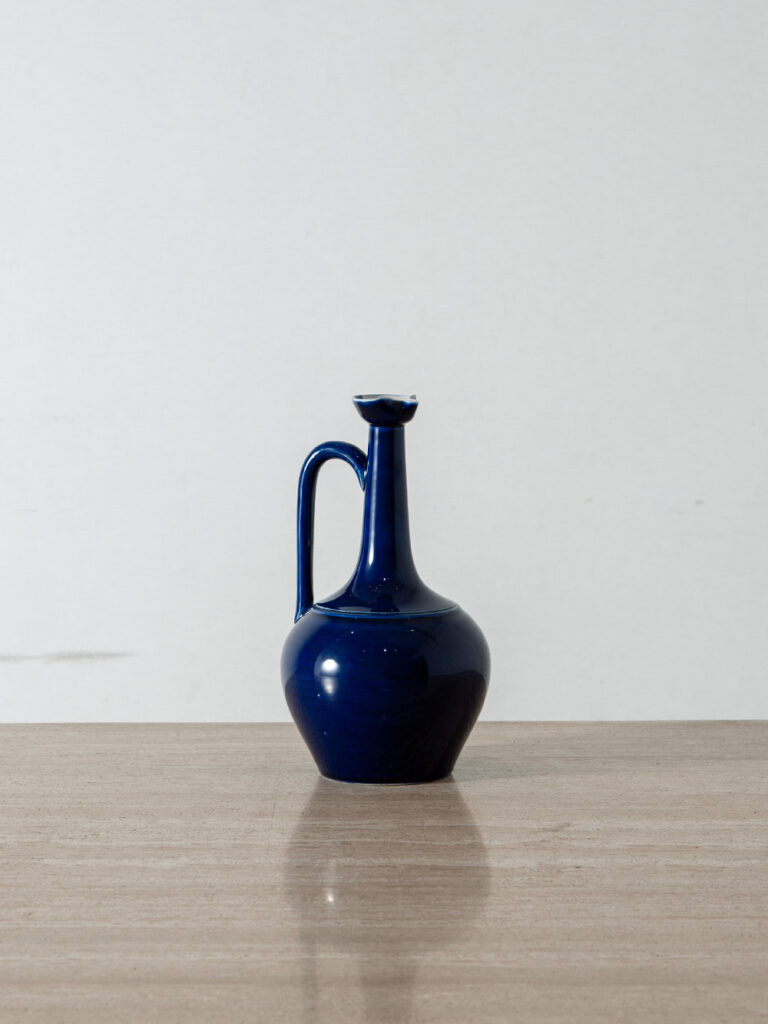 Vintage Pitcher in Ceramic
Italy , 1970s
イタリアより、深みのあるブルーの陰影が美しい水差し。