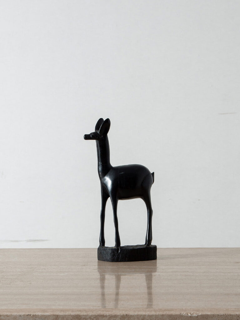 Primitive Sculpture in Wood
Italy , 1980s
イタリアより、民族的な雰囲気を醸し出すアニマルモチーフのスカルプチャー。