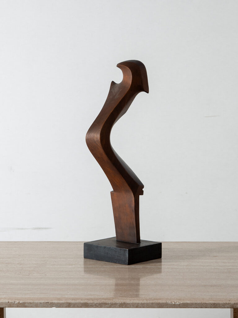 Primitive Sculpture in Wood
Italy , 1980s
イタリアより、流線的なラインの美しいスカルプチャー。