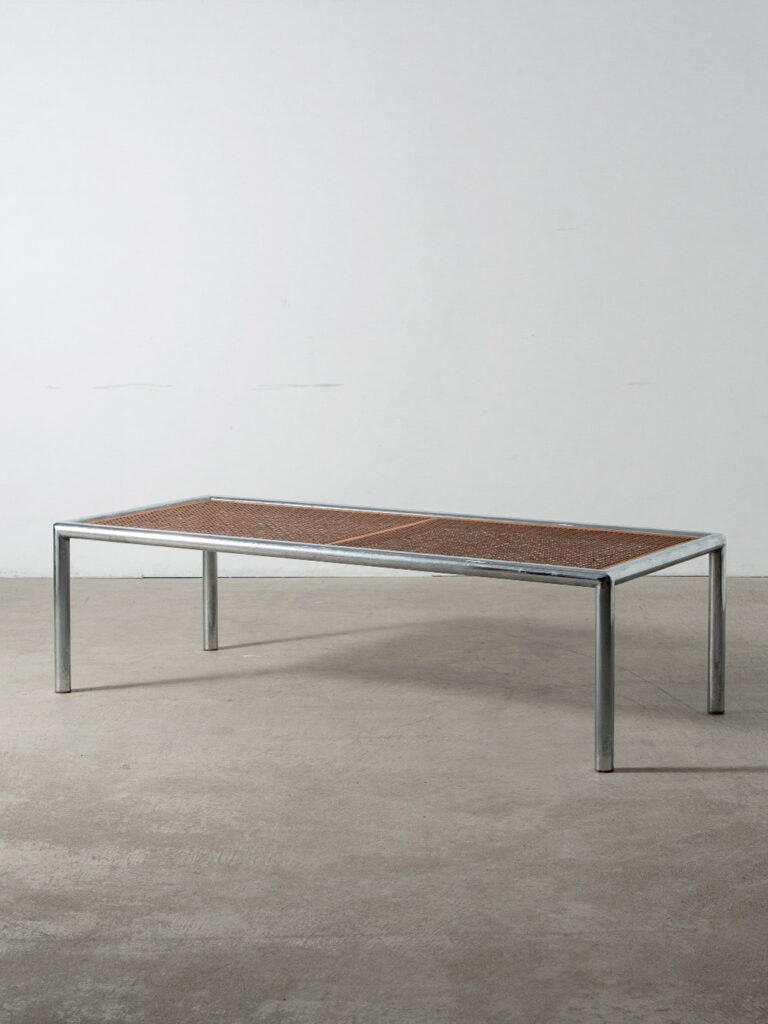 Coffe Table in Glass , Chrome and Rattan
Italy , 1970s
イタリアよりガラス天板、クロームパイプの脚部とラタンとの異素材のコントラストが美しい一台。
