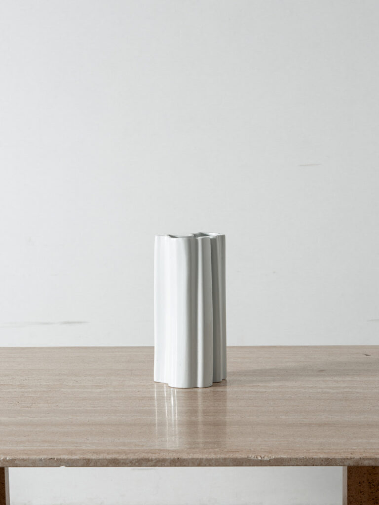 Flower Vase for Nooman in Ceramic and White
Israel , 1970s
イスラエル Nooman社製のヴィンテージフラワーベース。