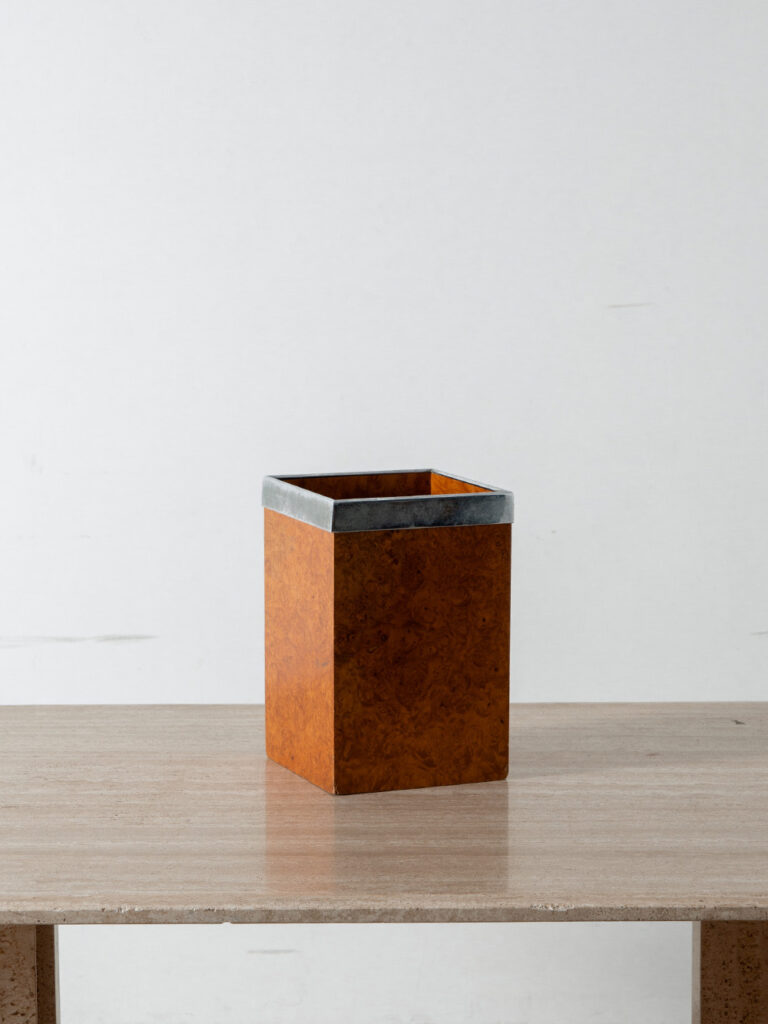 Trash Box in Plywood and Chrome
Italy , 1980s
イタリアより、プライウッドの木目が印象的なトラッシュボックス。