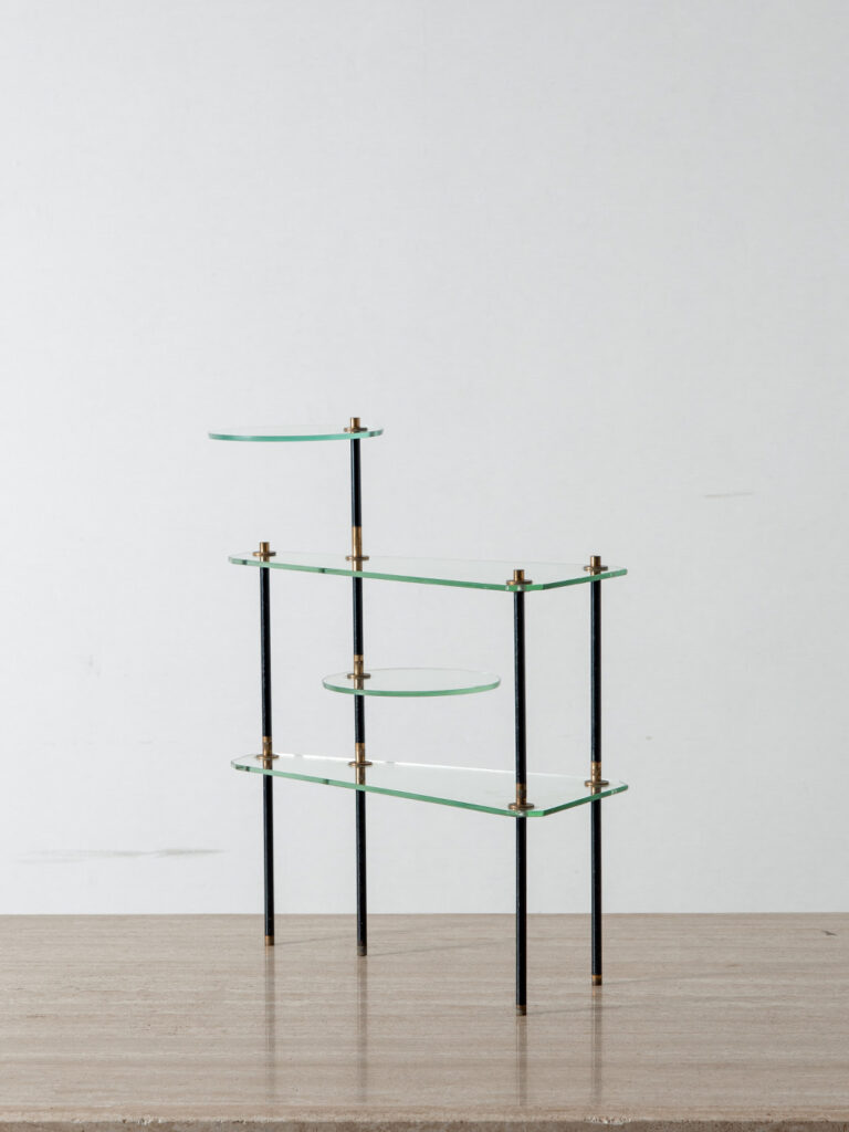 Display Stand in Glass , Brass and Steel
Italy , 1960s
イタリアより、可動式のラウンドテーブルを有する四段式のディスプレイスタンド。
