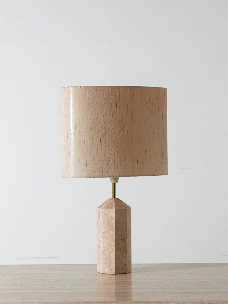 Table Lamp in Travertine , Linen and Brass
Italy , 1960s
イタリアより、リネン混のシェードとトラヴァーチンの風合いが美しいテーブルランプ。
