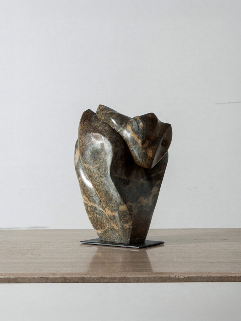 Sculpture in Marble
France , 1990s
フランスより、大理石から作られた有機的なフォルムの彫刻。