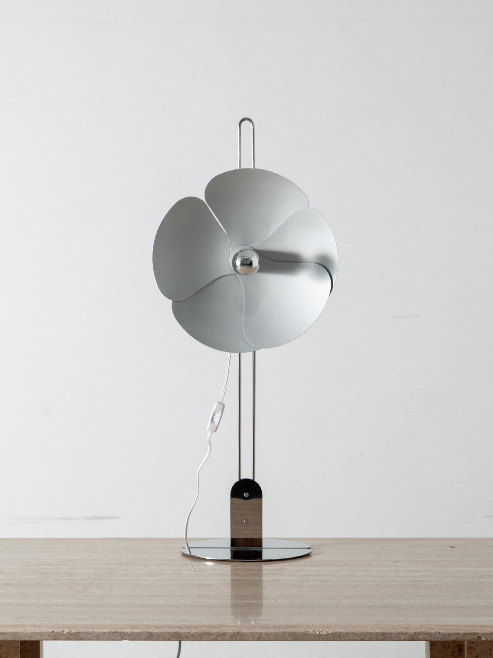 2093-80 Table Lamp
2093シリーズのテーブルランプ。このシリーズは当時まだ珍しかったミラー電球を使用し、質の高い反射照明として評価を得ました。