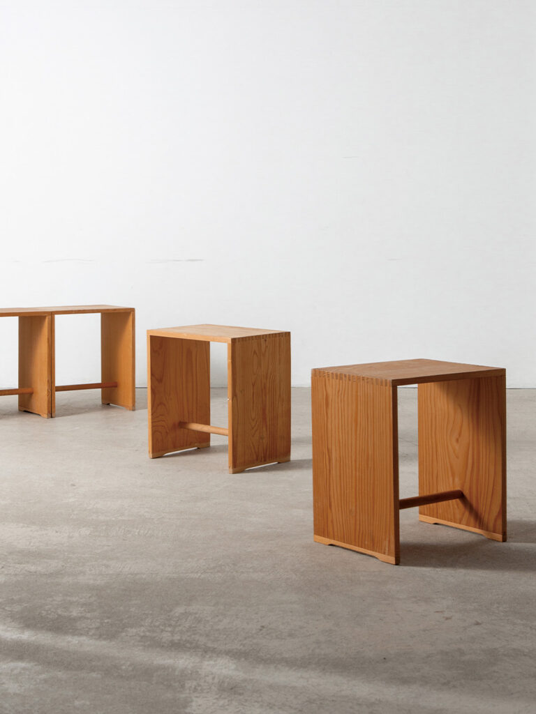 ‘Ulm’ Stool and Side Table by Max Bill
Switzerland , 1950s
バウハウス最後の巨匠と謳われるスイス出身の建築家、Max Bill(マックス・ビル)によって、デザインされた Ulm スツール。
当時ウルム造形大学の学生のためにデザインされたこのスツールは、裏返すことで棒が持ち手のようになり、教科書を運ぶための収納としても使用されていました。