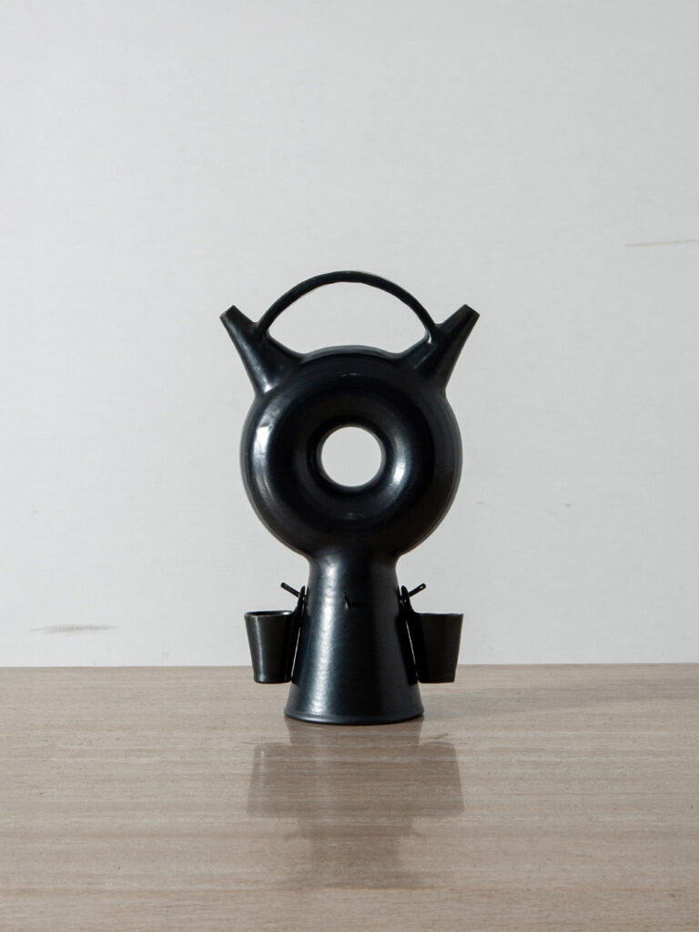 Flower Vase for Accolay in Ceramic
France , 1960s
Andre Boutaud(アンドレ・ブートー)、Louis Dangon(ルイ・ダンゴン)、Slavic Paley(スラビック・ペイリー) 、Raude(ロード)の4人の若手アーティスト達によって、開窯されたフランスの陶芸工房 Accolay(アコレー)。
Christian Dior(クリスチャン・ディオール)本人から、彼らが手掛けるセラミックのボタンを1947年のニュールックコレクションで使用したいとのオファーを受けた事をきっかけに、300点以上の作品を製作しています。