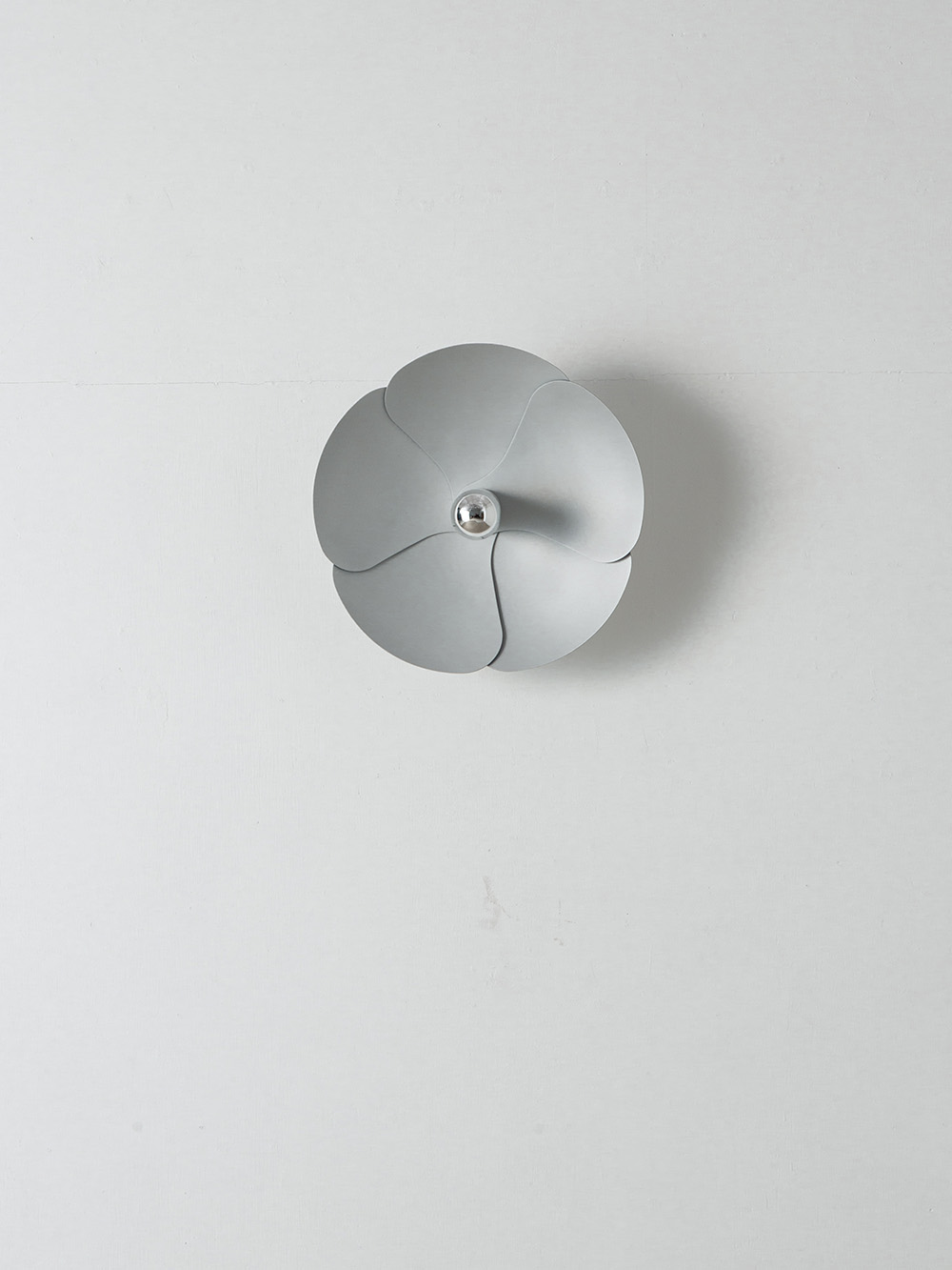 2093-A Wall Lamp
2093シリーズのウォールランプ。
シェードの付け根は、角度調節が可能です。