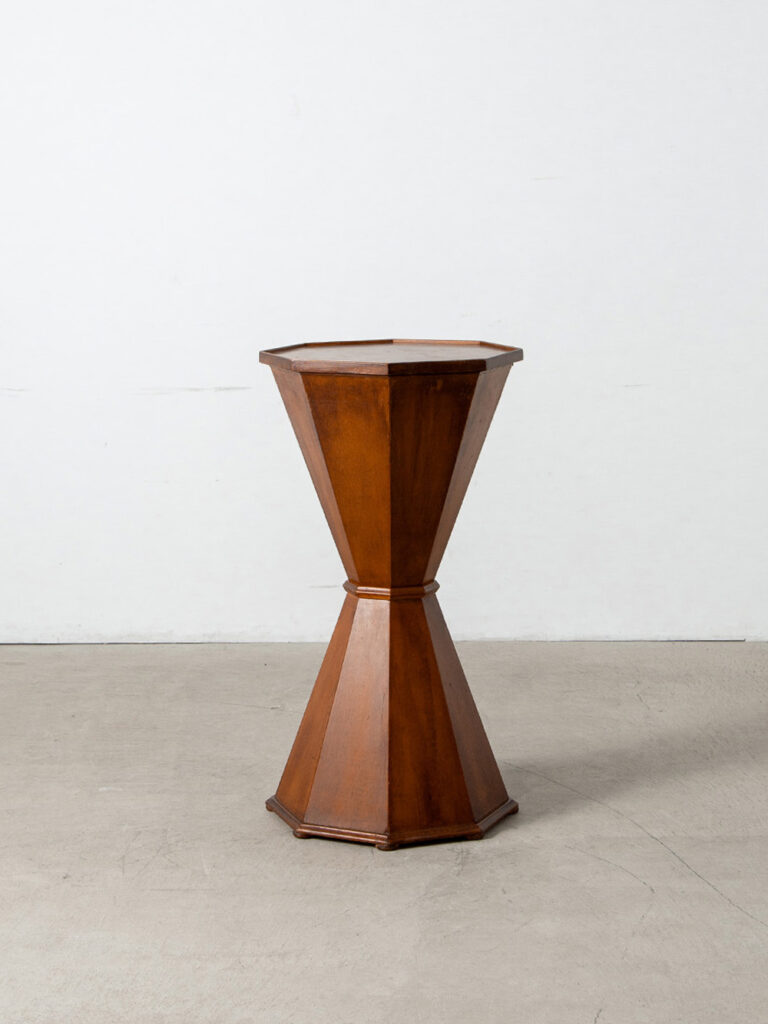 Display Stand in Wood
Italy , 1960s
イタリアより、鋭角なシルエットが印象的なディスプレイスタンド。