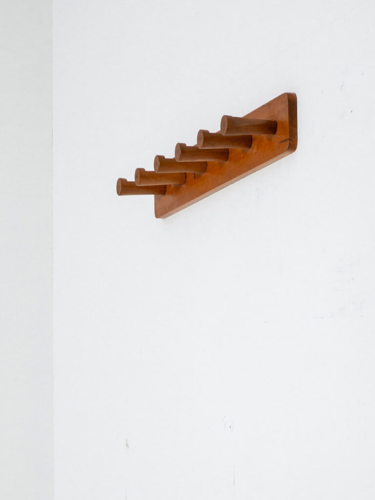 Wall Coat Rack by Charlotte Perriand for Méribel in Pine
France , 1950s
フランスを代表するデザイナー Charlotte Perriand(シャルロット・ペリアン)によって、アルプス山脈の山荘 Méribel の為にデザインされたコートラック 。