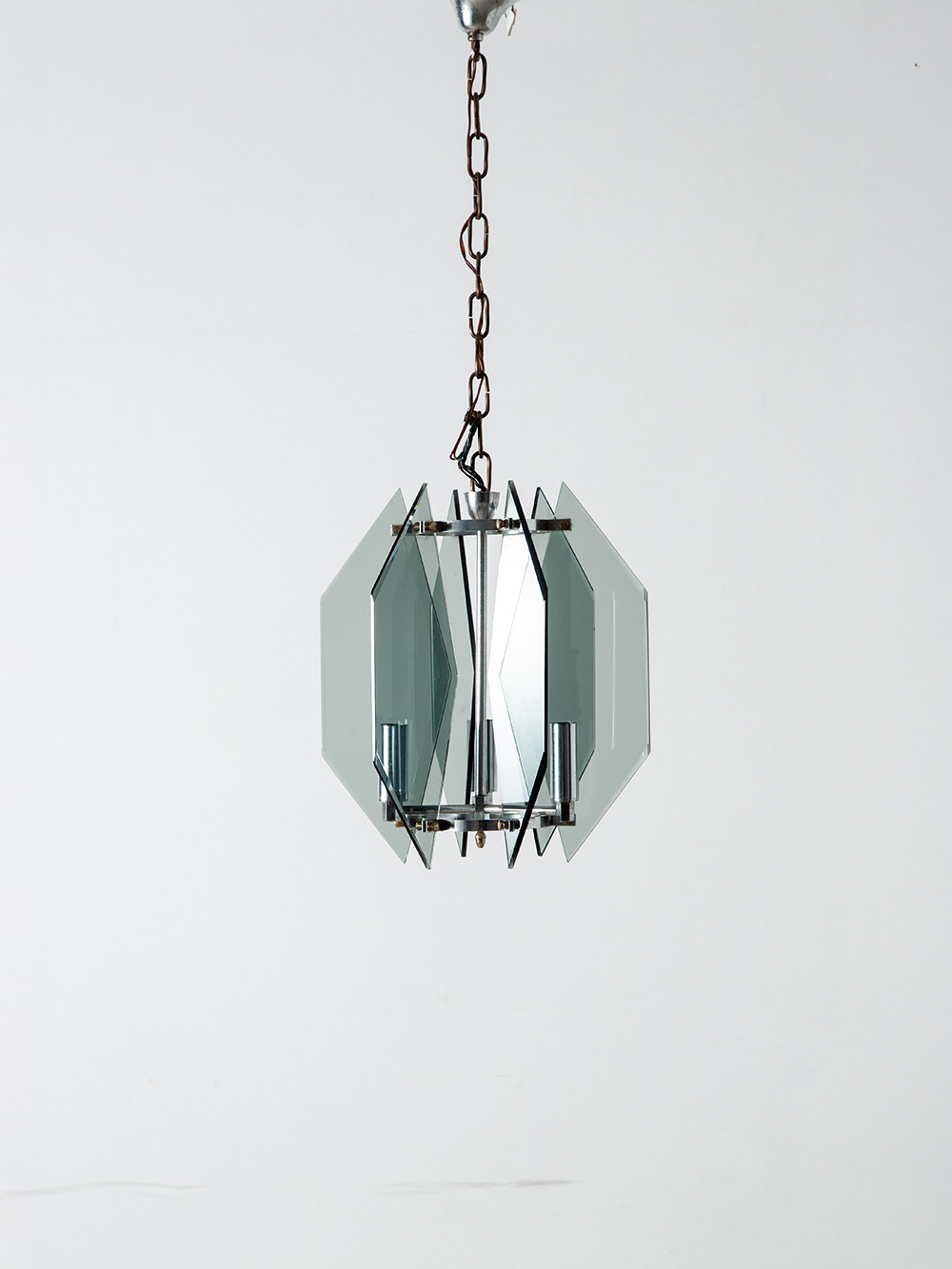 Pendant Lamp in Glass and Metal
Italy , 1960s
イタリアより、ガラスパネルの美しいヴィンテージペンダントランプ。