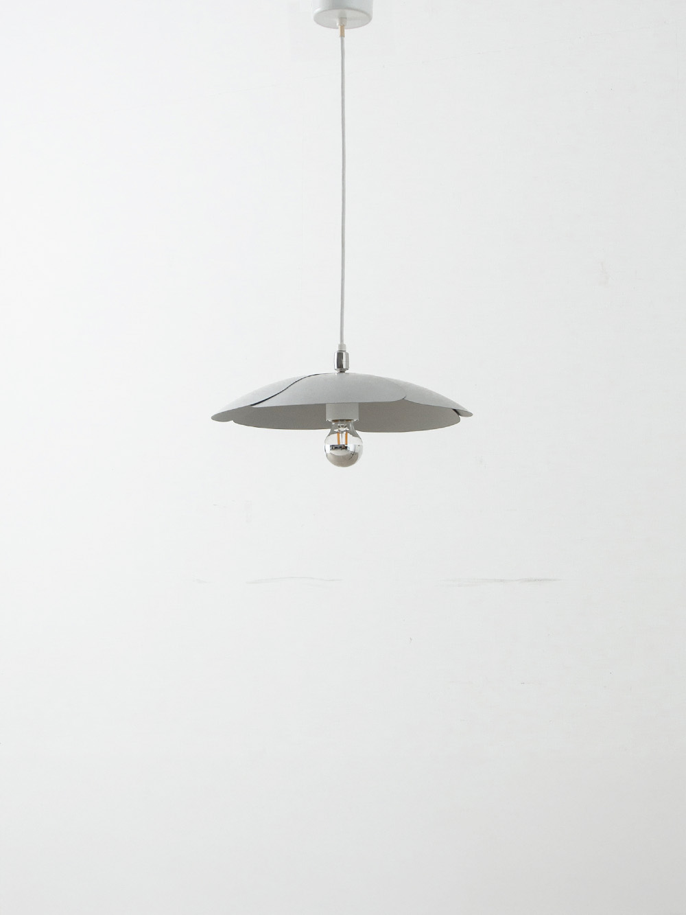 2093-S Pendant Lamp
2093シリーズのコード型ペンダントランプ。シェードの付け根は角度調節が可能です。
