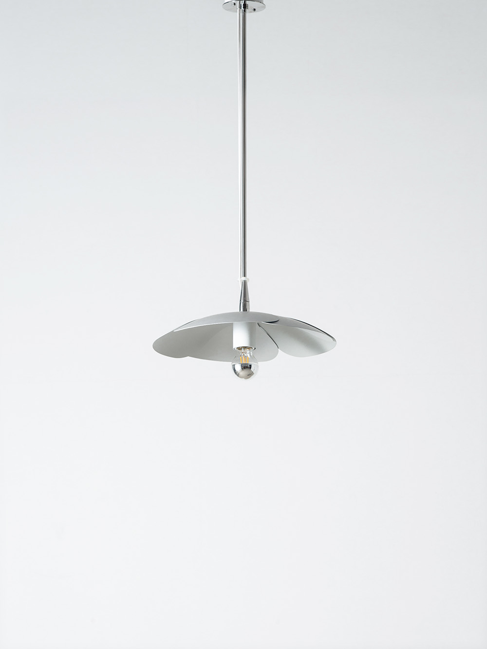 2093-S-T Pendant Lamp
2093シリーズのペンダントランプ。
取り付け部分からシェードまでの高さは30cm・50cm・80cmの3種類からお選びいただけます。
※画像は50cmタイプです。