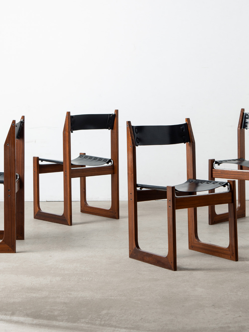 Dining Chair in Wood and Leather
Italy , 1970s
イタリアより、レザーの座面・背面と、深みあるウッドフレームの調和が美しいダイニングチェア。