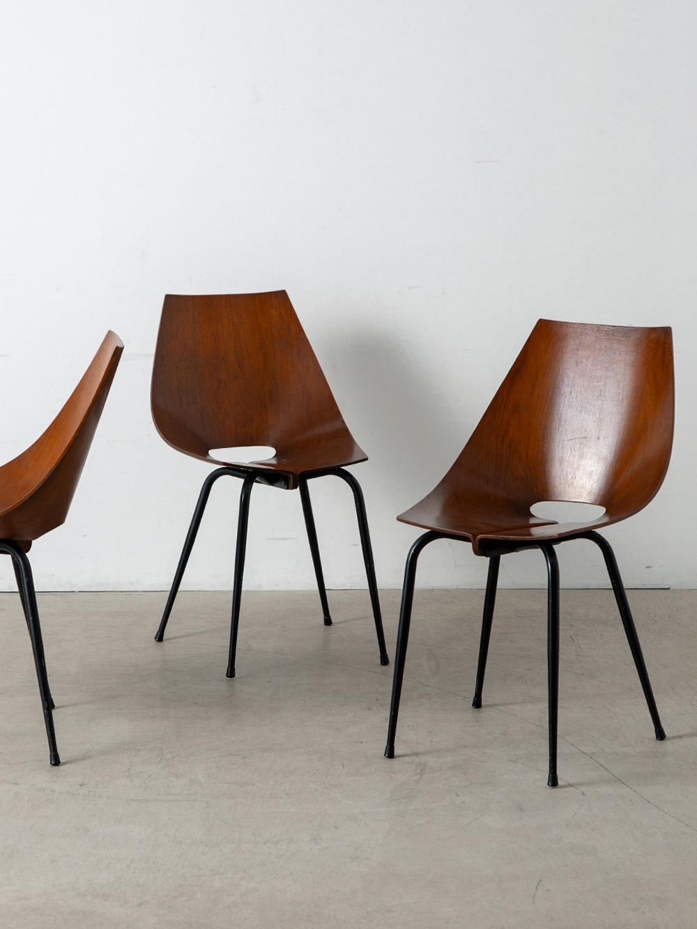 Dining Chair by Carlo Ratti for Compensati Curvi in Plywood and Steel
Italy , 1960s
イタリア人デザイナー Carlo Ratti(カルロ・ラッティ)によって、Compensati Curvi社のためにデザインされたダイニングチェア。