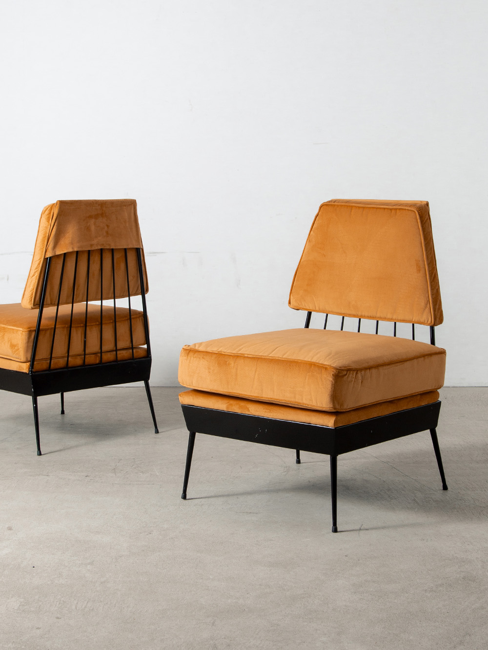 Lounge Chair in Fabric and Steel
Italy , 1950s
イタリアより、ミニマルなフレームとファブリックの調和が美しいラウンジチェア。