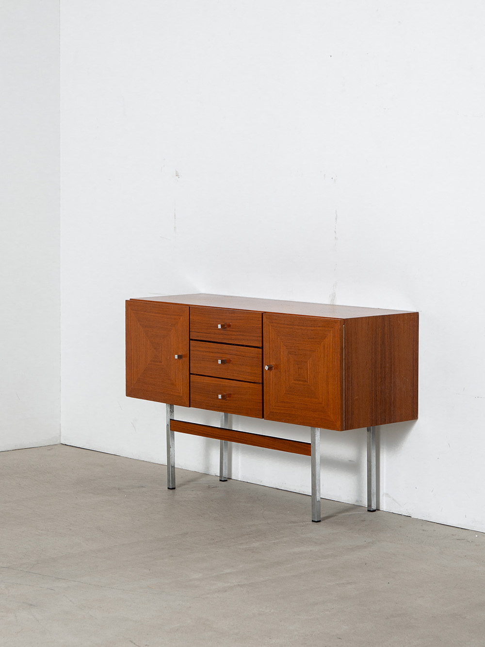 Sideboard in Wood and Aluminum
France , 1970s
フランスより、木目の風合いと脚部のコントラストが美しい小型のサイドボード。