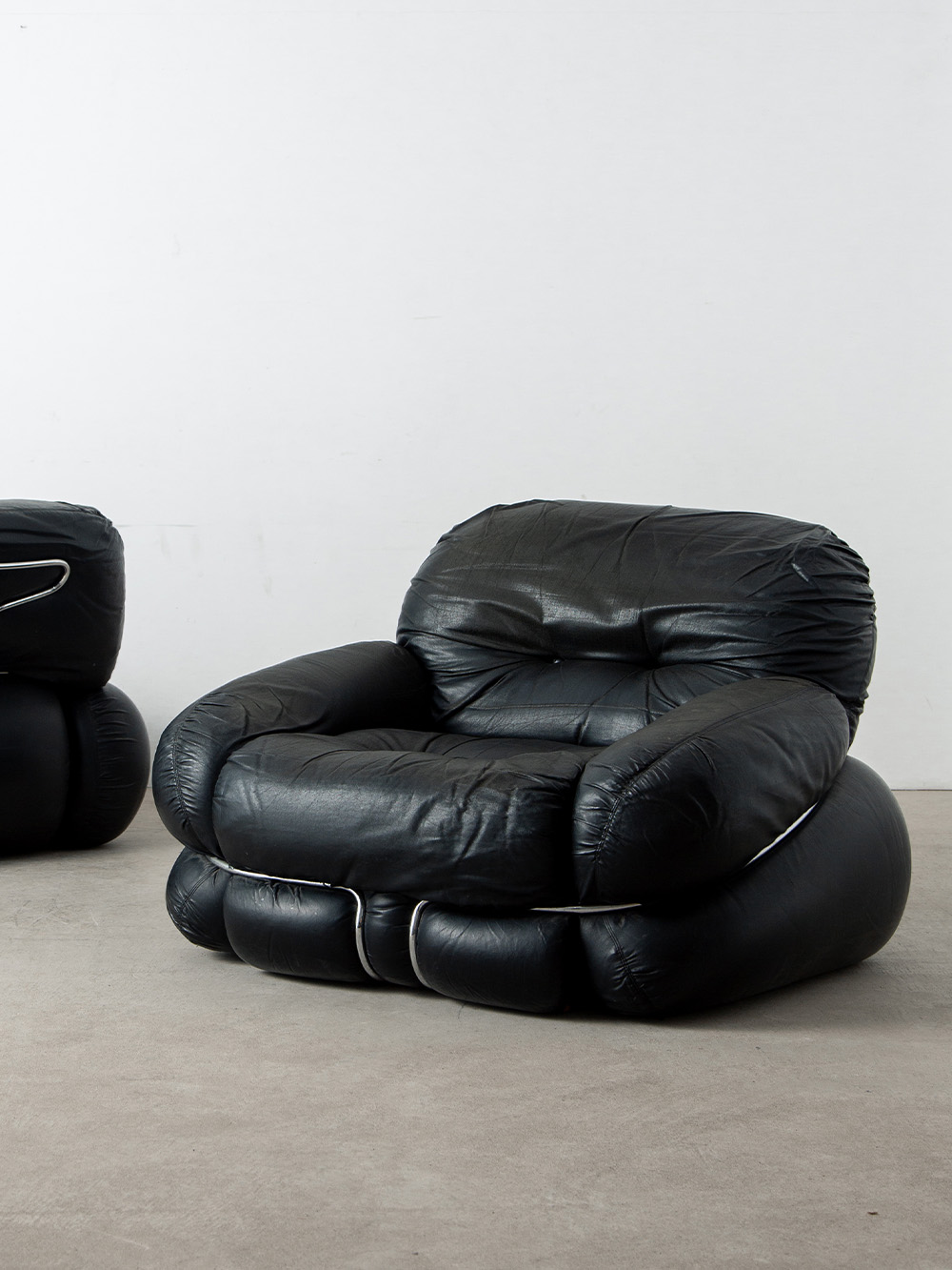 ‘Okay’ Sofa by Adriano Piazzesi in Leather and Chrome
Italy , 1970s
イタリアのデザイナー・画家・彫刻家である Adriano Piazzesi(アドリアーノ・ピアッツェージ)によって、デザインされた 'Okay' ソファ。
1970年代のスペースエイジデザインが色濃く反映されたモデルです。