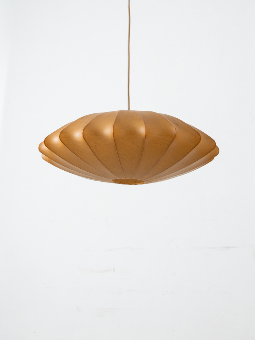 Cocoon Pendant Lamp in Resin and Plastic
Italy , 1950s
イタリアより、装飾と経年変化した表情の美しいヴィンテージのコクーンペンダントランプ。
樹脂の柔らかな印象と突起した造形的なフォルムが対照的な、素材の特性を活かした非常に珍しいデザイン。