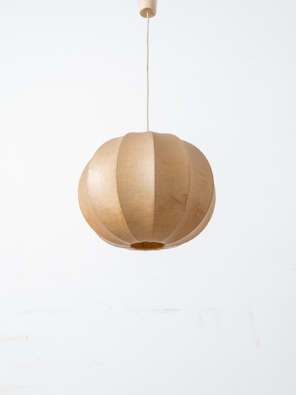 Cocoon Pendant Lamp in Resin and Plastic
Italy , 1980s
イタリアより、経年変化した表情の美しいヴィンテージのコクーンペンダントランプ。