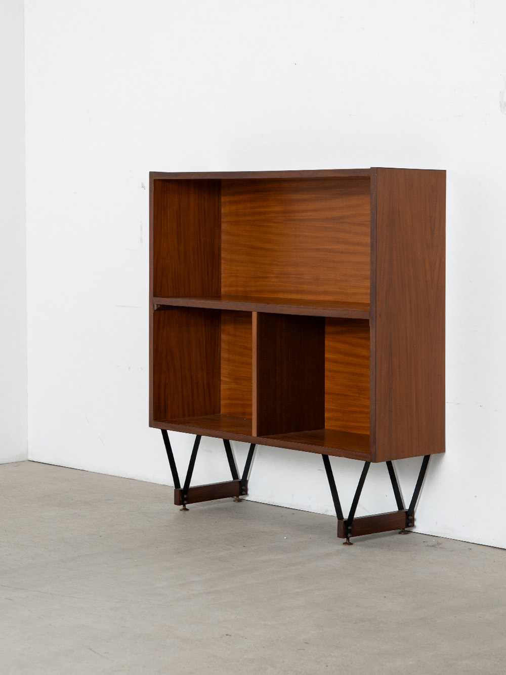 Cabinet by Enzo Strada for Fratelli Tenani in Wood and Steel
Italy , 1960s
イタリアのデザイナー Enzo Strada(エンツォ・ストラーダ)によって、イタリアの Fratelli Tenani(フラテッリ・テナーニ)社のためにデザインされたキャビネット。