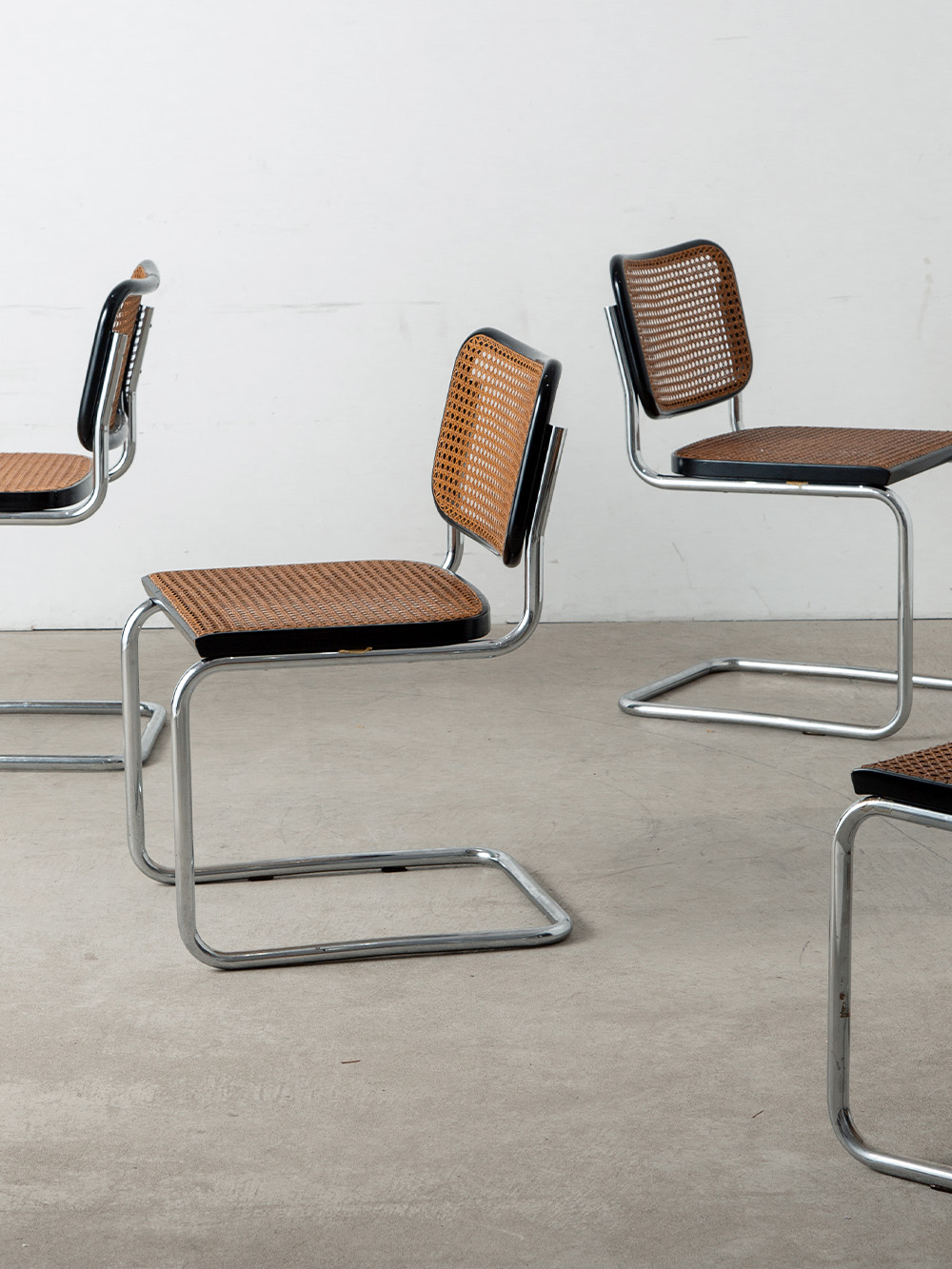 ‘Cesca’ Chair by Marcel Breuer for Gavina
Italy , 1960s
Marcel Breuer(マルセル・ブロイヤー)によって1928年にデザインされた 'Cesca' チェア。こちらは、1962年から1968年にかけてイタリアのGavina(ガヴィーナ)社が正式に販売していた時期の個体となります。
90年以上経った今もカンチレバー構造の名作としてパブリック・住宅などあらゆるシーンで使われているバウハウスデザインの家具を代表する一脚です。