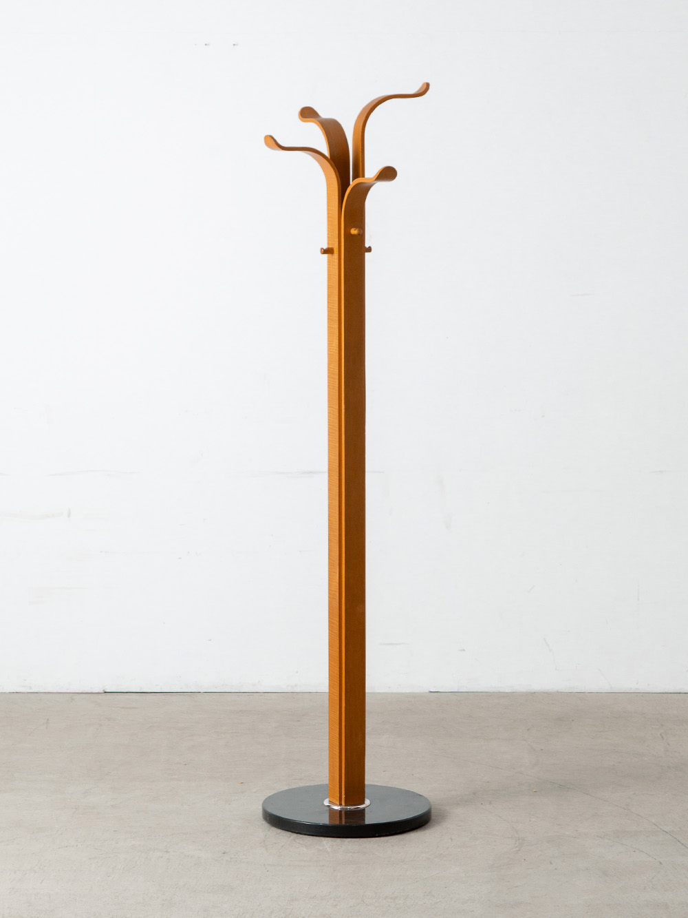 Coat Rack in Wood and Marble
Italy , 1980s
イタリアより、有機的な曲線を描くフックとマーブルの台座が印象的なコートラック。