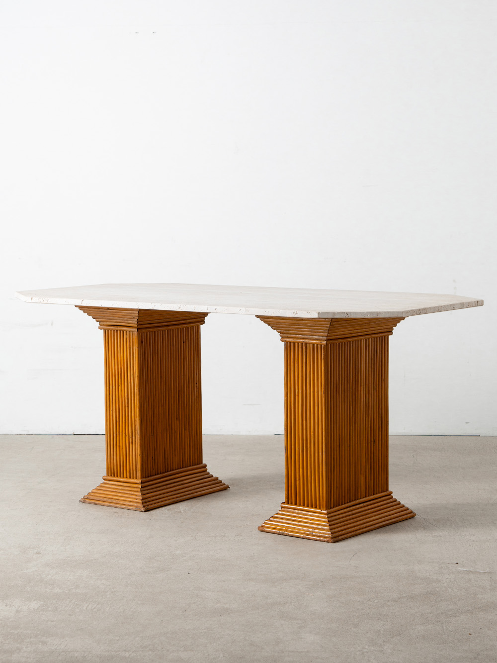Dining Table in Travertine and Rattan
Italy , 1970s
イタリアより、トラバーチンのオクタゴン天板とラタンの台座のコントラストが美しいダイニングテーブル。