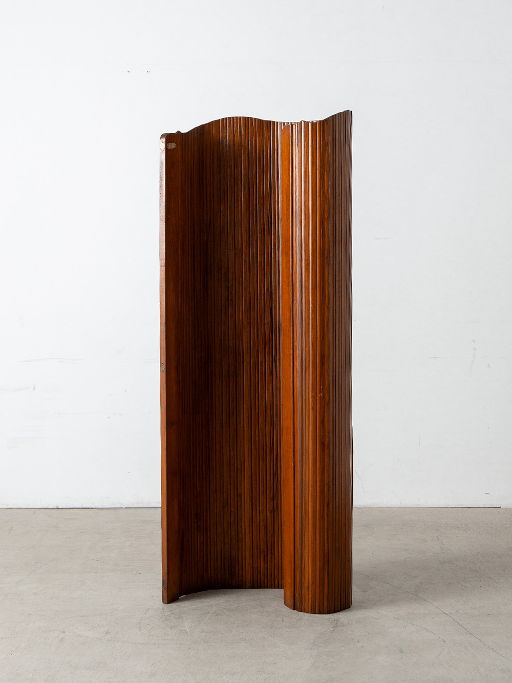 Room Divider Screen in Wood
France , 1950s
片側を丸めることで、フレキシブルに空間をゾーニングすることができます。