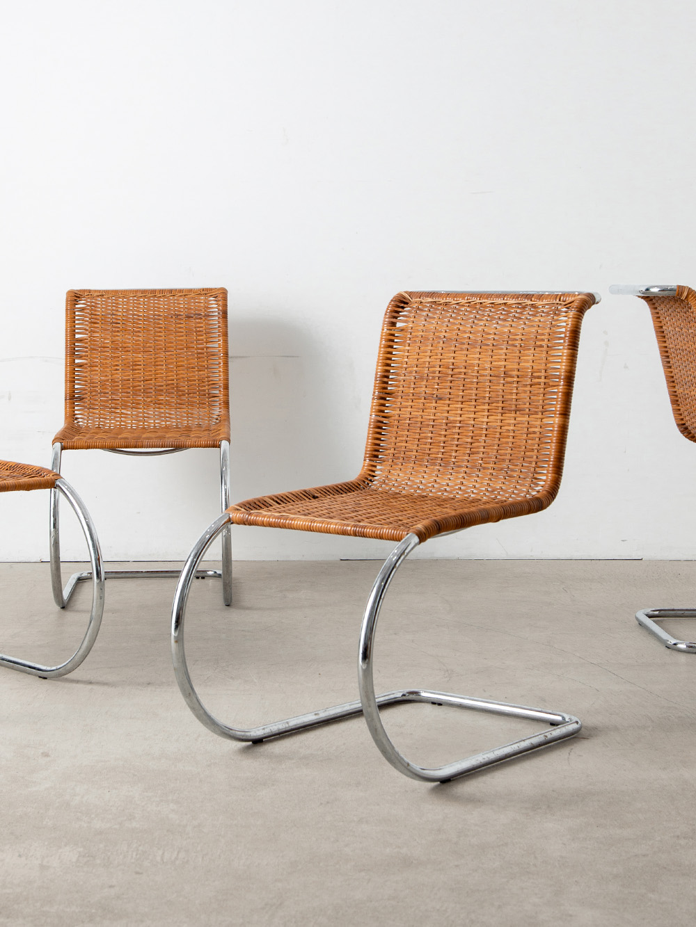 ‘MR10’ Chair by Mies van der Rohe in Chrome and Rattan
Germany , 1920s
近代建築の巨匠、Mies van der Rohe (ミース・ファン・デル・ローエ)によってデザインされた ‘MR10’チェア。
