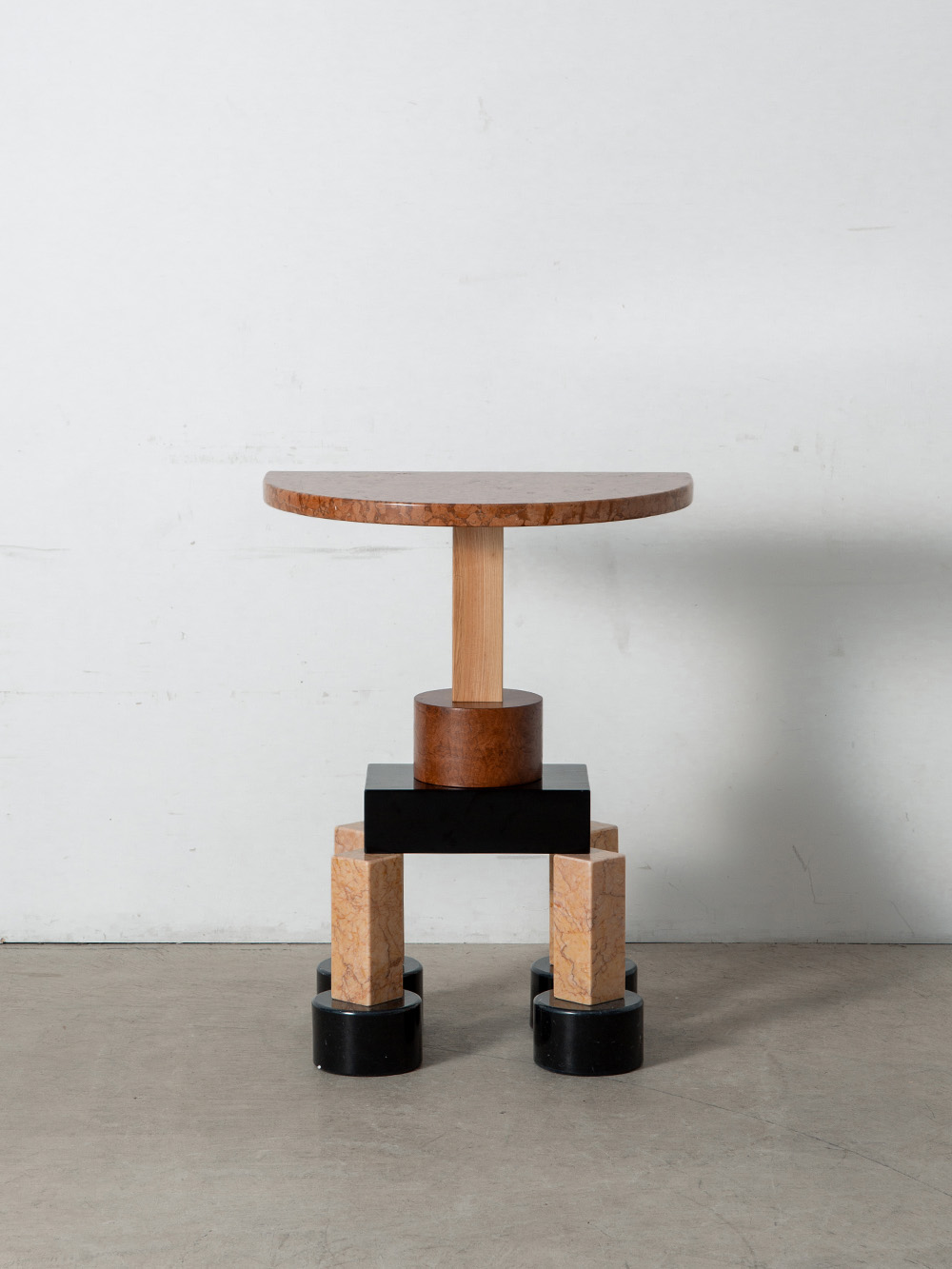 ‘Demistella’ Console Table by Ettore Sottsass for Up&Up in Travertine and Wood
Italy , 1970s
イタリアの建築家・デザイナーである Ettore Sottsass(エットーレ・ソットサス)によって、イタリアの Up&Up社のためにデザインされた 'Demistella'(デミステラ)コンソールテーブル。