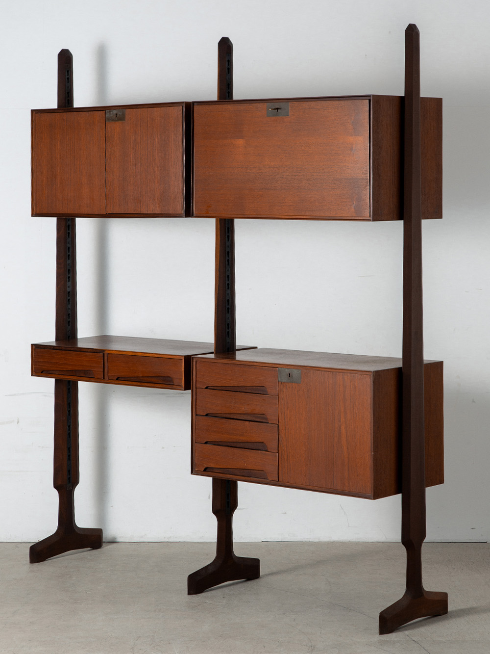 System Cabinet in Wood and Steel
Italy , 1960s
ミッドセンチュリー期の大型のキャビネット。
イタリアミッドセンチュリーらしい、3本の印象的な脚部と、美しく経年変化した木目の美しい一点。
分解式のこちらのキャビネットは、各棚をお好みの位置に変更することが可能です。