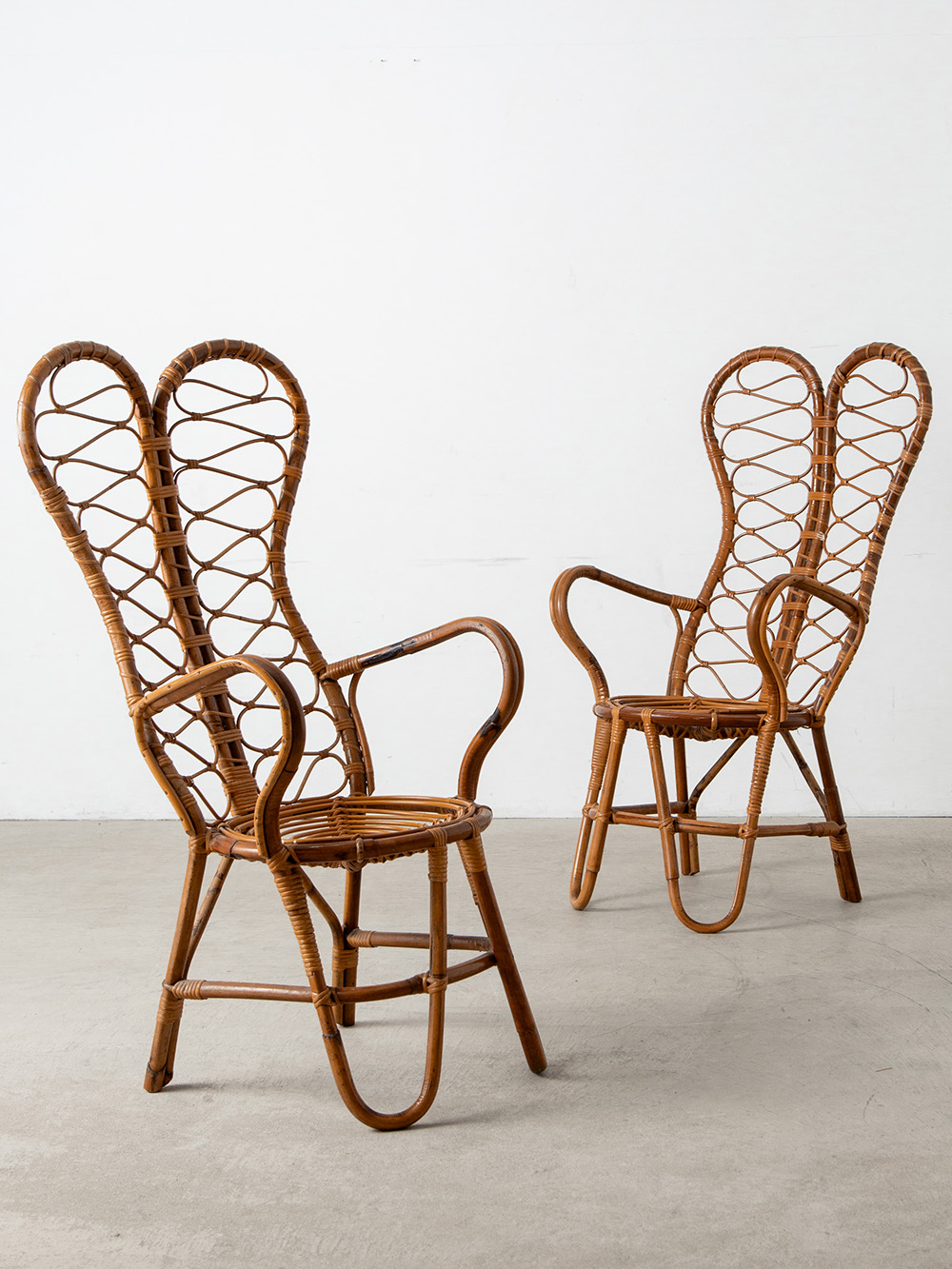 Dining Chair in Rattan
Italy , 1960s
イタリアより、ミッドセンチュリー期にデザインされ、連続する曲線によって成形された背もたれが美しいラタンチェア。