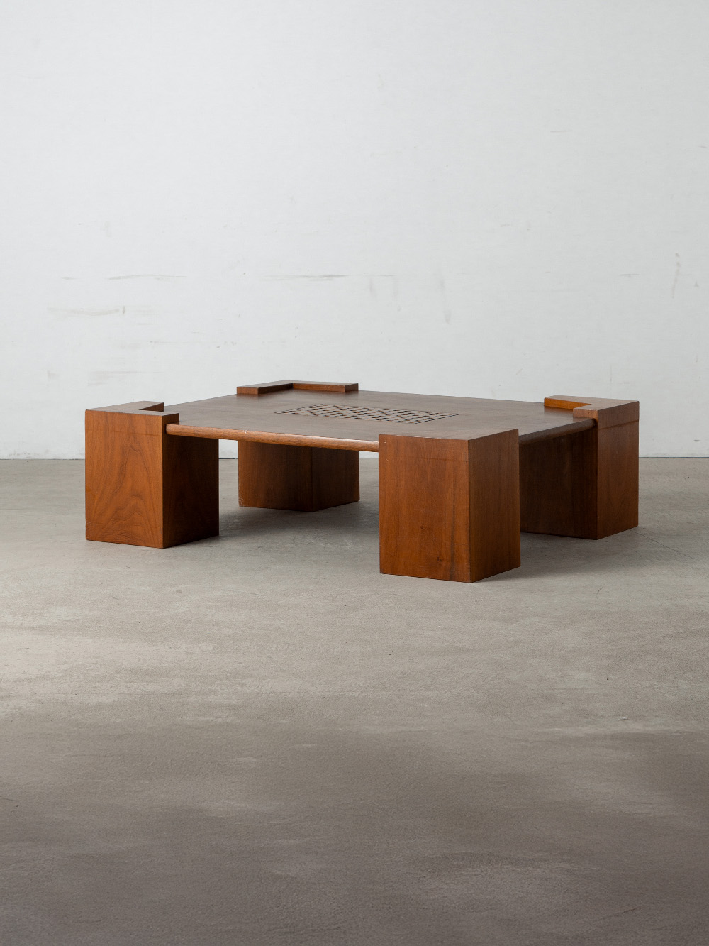 Coffee Table in Wood
Italy , 1970s
イタリアより、天板の格子状デザインが印象的なコーヒーテーブル。