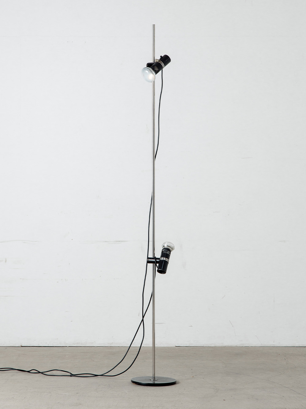 Froor Lamp in Chrome and Steel
Italy , 1970s
イタリアより、ミニマルな構造が美しいフロアランプ。
2つの照明はそれぞれ昇降可能なため、フレキシブルに光源を調整することができます。