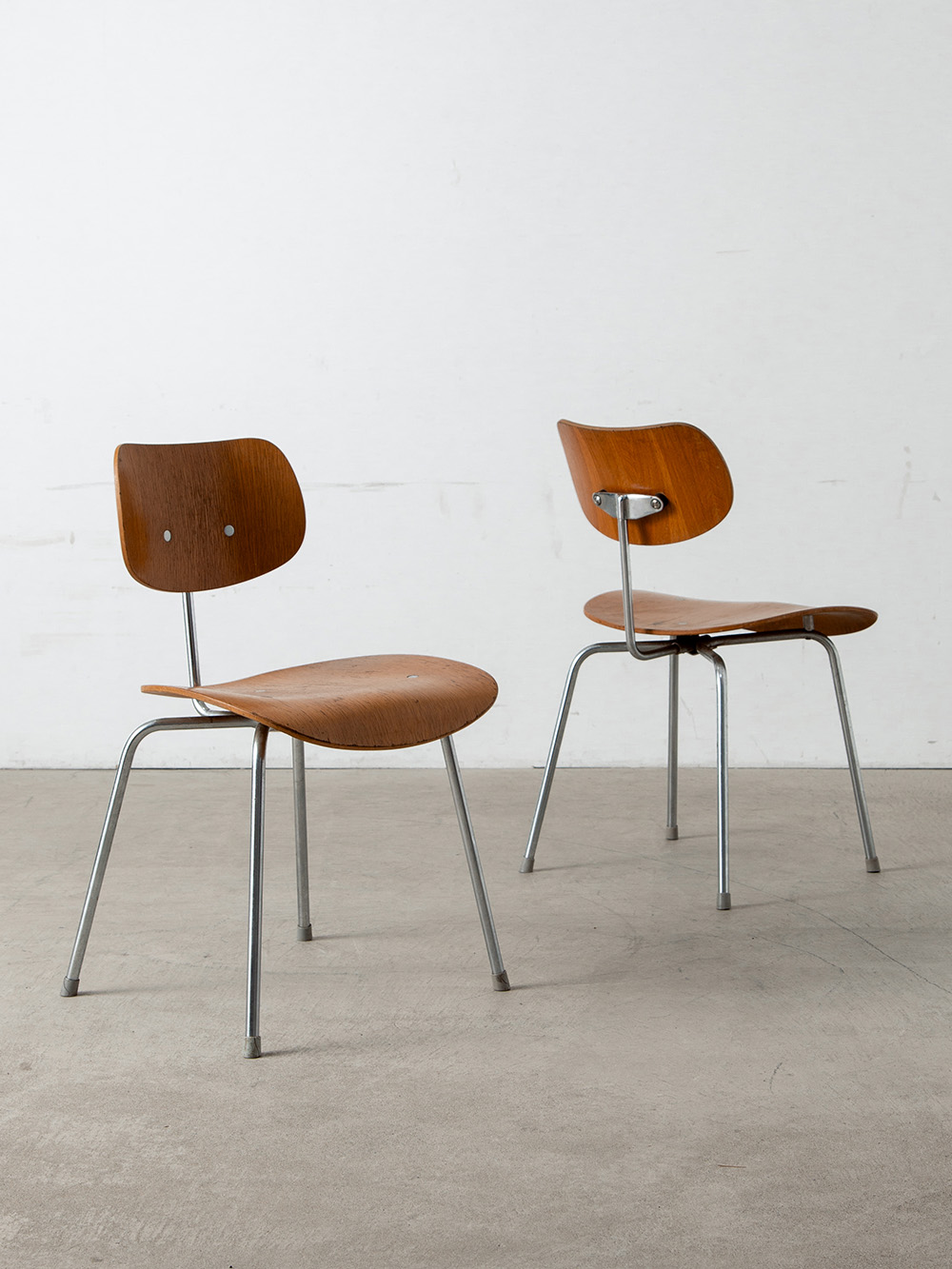 ‘SE 68’ Chair by Egon Eiermann for Wilde + Spieth in Wood and Steel
Germany , 1950s
ドイツ人デザイナー Egon Eiermann(エゴン・アイアーマン)によってWilde + Spieth (ワイルド + スピース)社のためにデザインされた ‘SE 68’ チェア。
※こちらはスタッキング不可のモデルとなります。