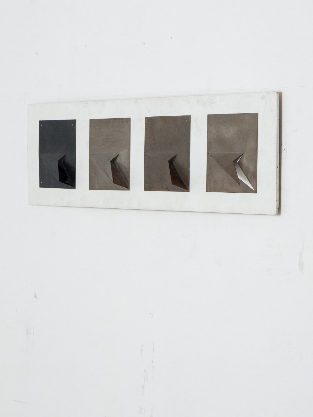 Wall Art in Wood and Metal
Italy , 1980s
イタリアより、幾何学的なメタルパネルと白のウッドベースのコントラストが美しいウォールアート。